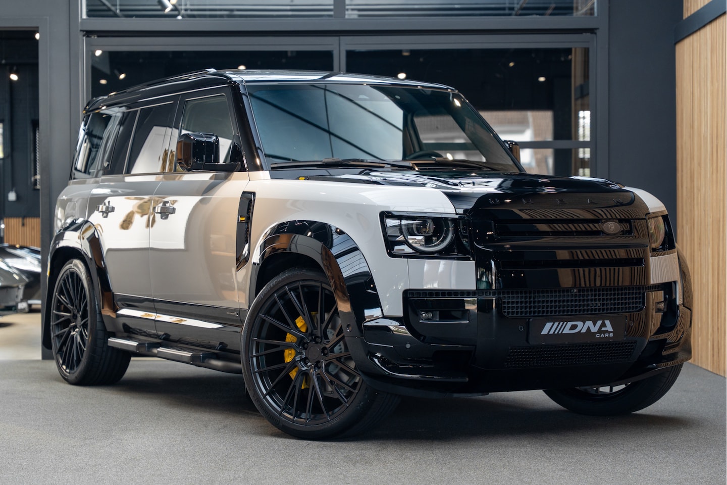 Land Rover Defender 110 - P300e X Urban Automotive Yellow Accents 2.0 P300e 110 X Koelbox Trekhaak Urban Automotive - AutoWereld.nl