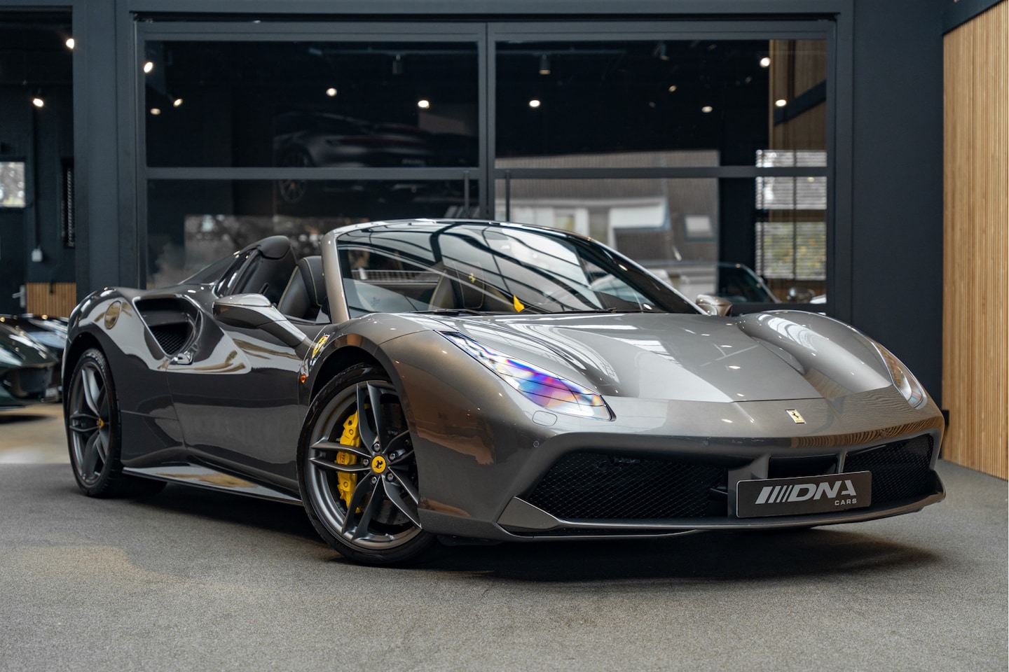 Ferrari 488 - Spider Full Carbon Lift JBL Alcantara Historical Colour 3.9 Spider HELE Full Carbon Histor - AutoWereld.nl