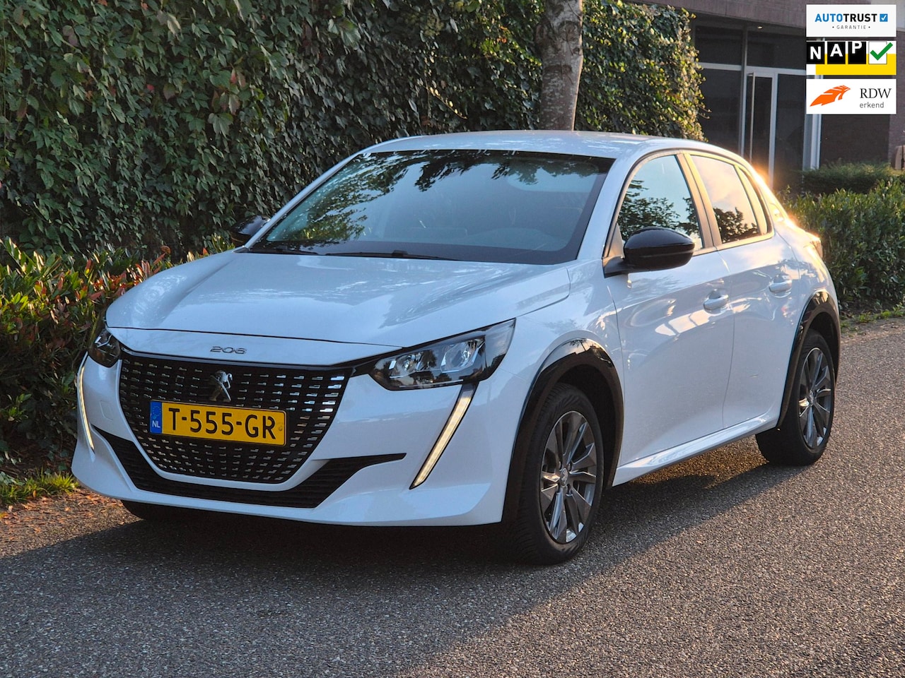 Peugeot e-208 - EV Active 1e Eigenaar SoH 95,3 % Pack 50 kWh Led NAP CarPlay Navi - AutoWereld.nl