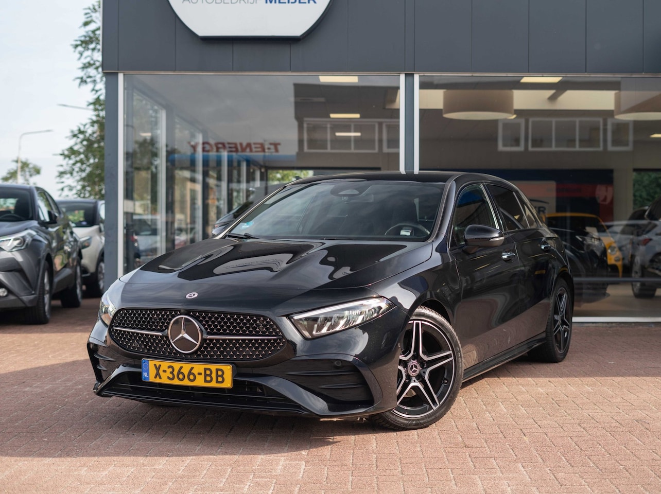 Mercedes-Benz A-klasse - 180 AMG Line Automaat | Navigatie | CarPlay | Facelift | Zwart | Vol opties | Inruil mogel - AutoWereld.nl