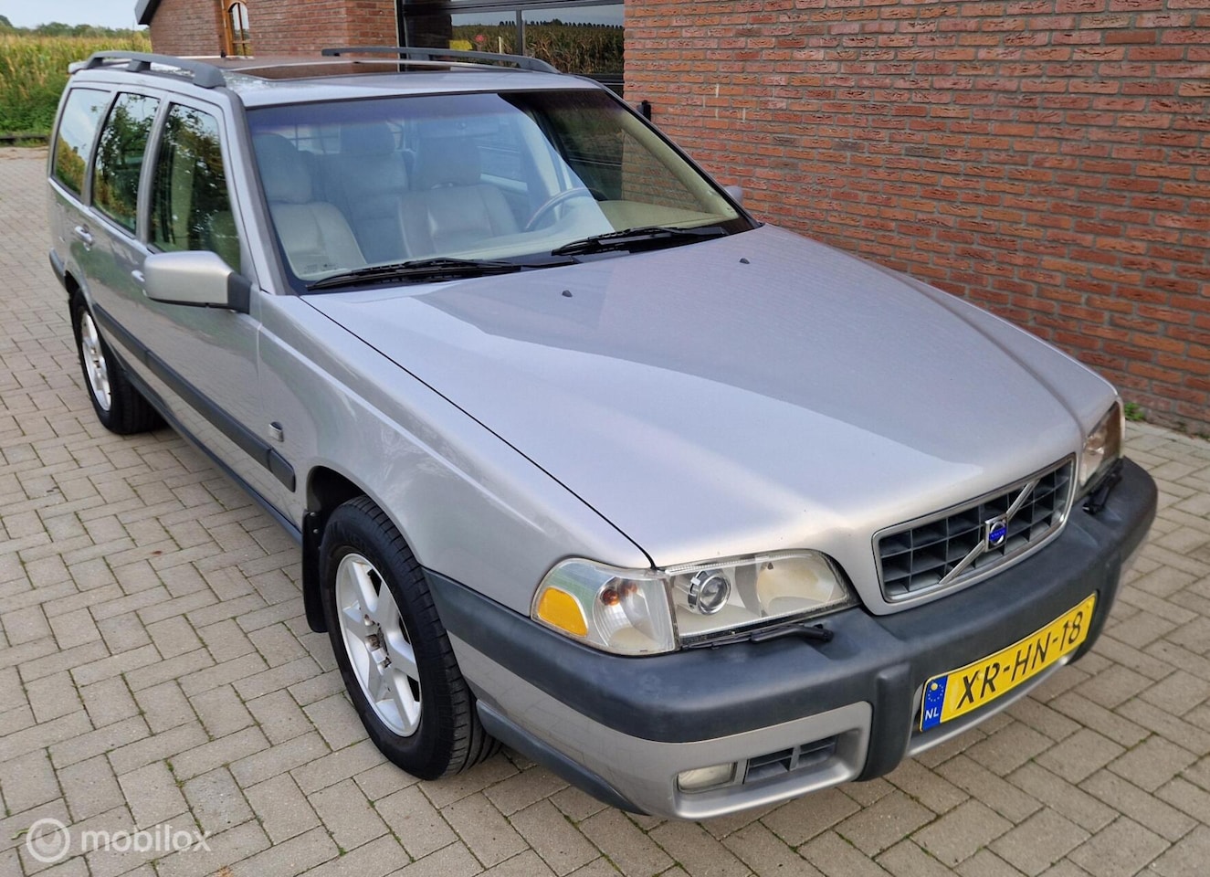 Volvo V70 XC - 2.5 T AWD Luxury 2.5 T AWD Luxury - AutoWereld.nl