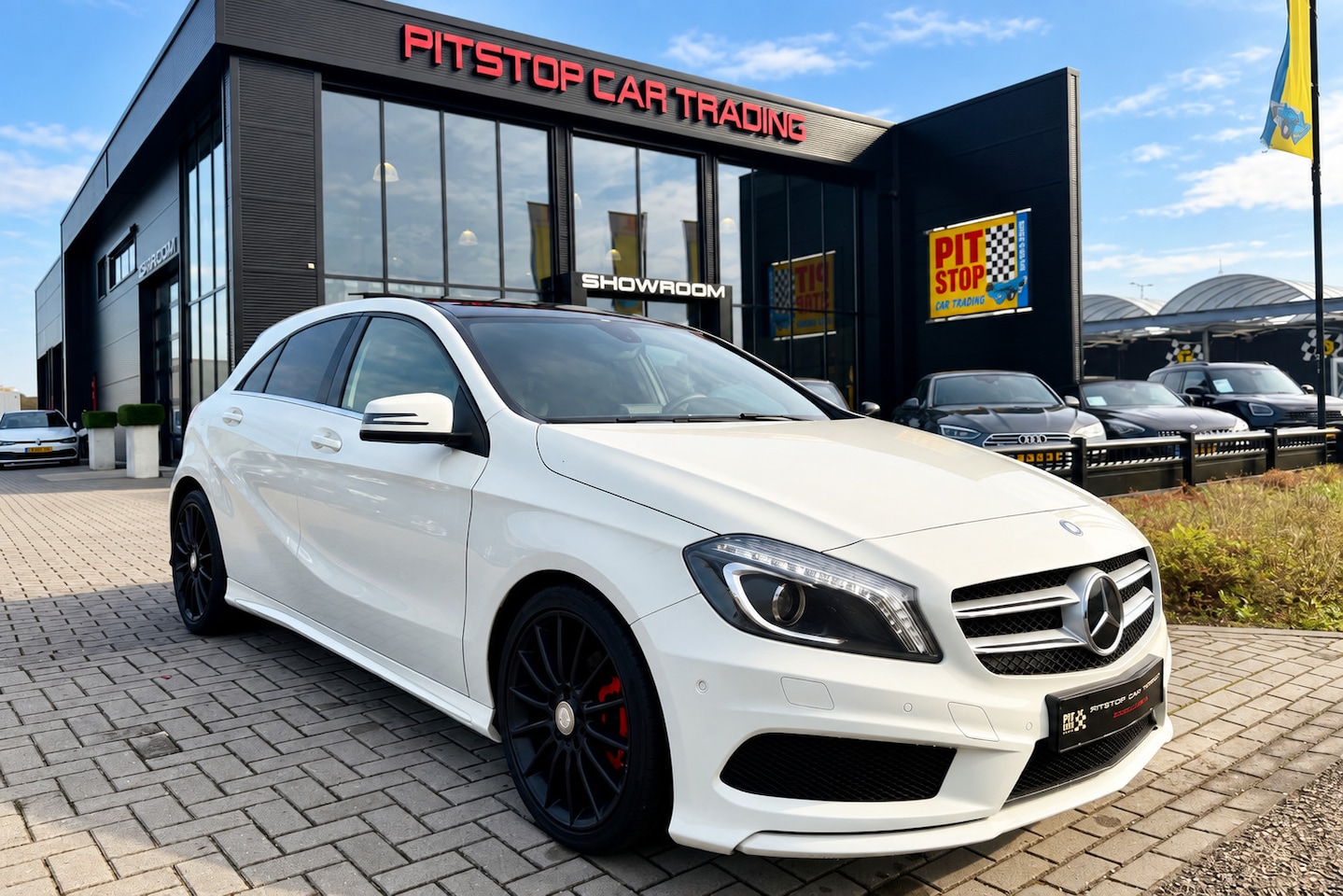 Mercedes-Benz A-klasse - 180 AMG, Panoramadak, Leder, Black Optic! - AutoWereld.nl