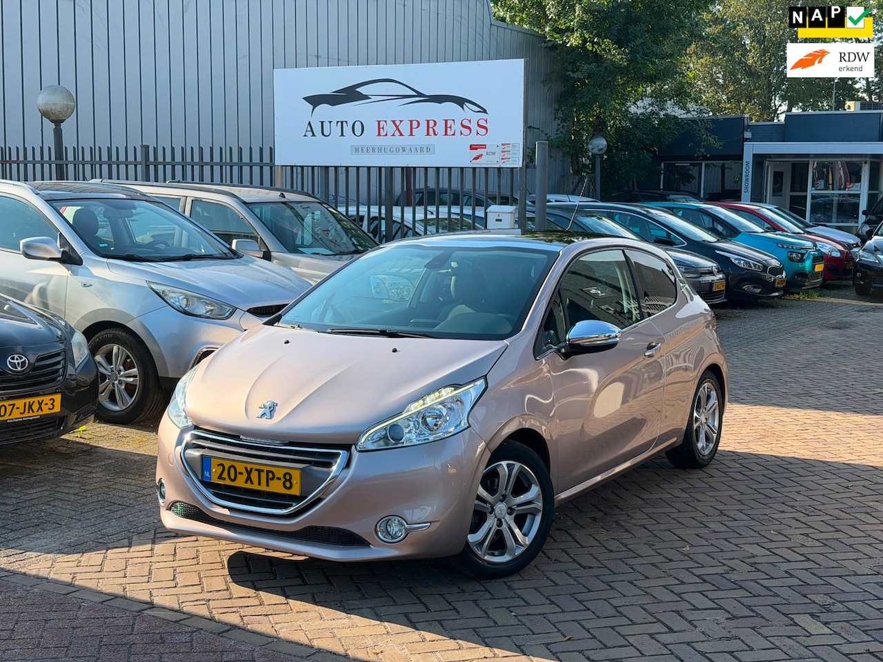 Peugeot 208 - 1.2 VTi Allure/Airco/Navi/Pano dak/Cruise/Leer/Nap/Nieuw Apk / distributie riem vervangen/ - AutoWereld.nl
