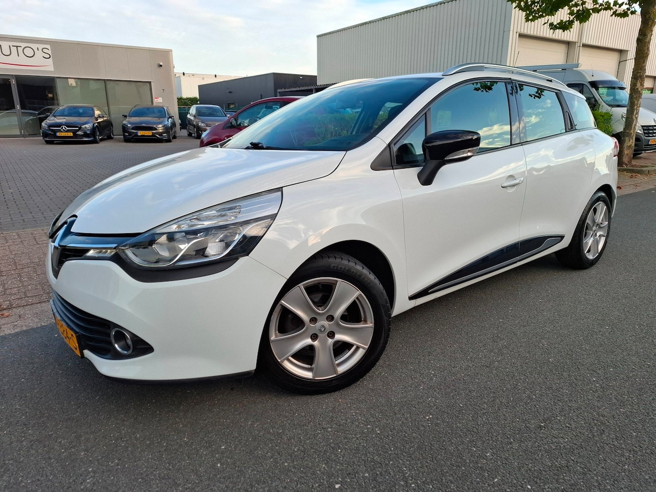 Renault Clio Estate - 0.9 TCe Expression AIRCO/CRUISE/NAVI/TREKHAAK! - AutoWereld.nl
