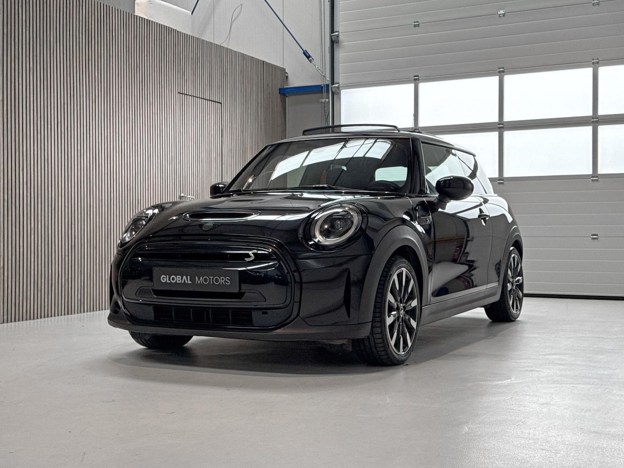 MINI Electric - Yours 99% SOH - PANORAMADAK - LEER - STOELVERWARMING - PARKEERCAMERA - CRUISE CONTROL - CA - AutoWereld.nl