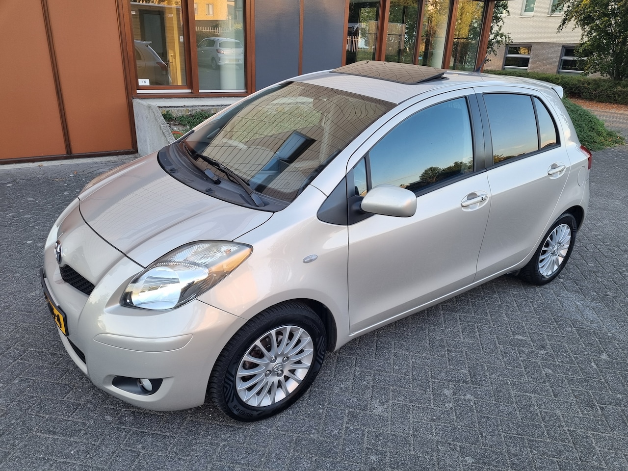 Toyota Yaris - 1.3 VVTi Executive Opendak, keyless, Navigatie, PDC - AutoWereld.nl