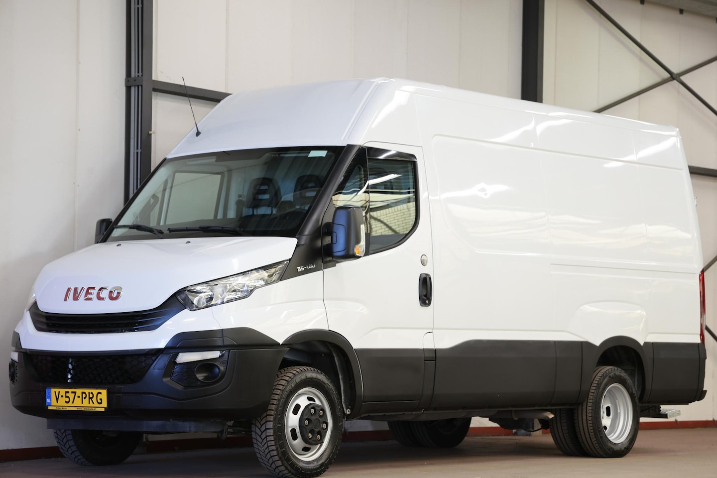 Iveco Daily - 35C14V 2.3 352 L2H2 DUBBEL LUCHT 3500KG TREKHAAK - AutoWereld.nl