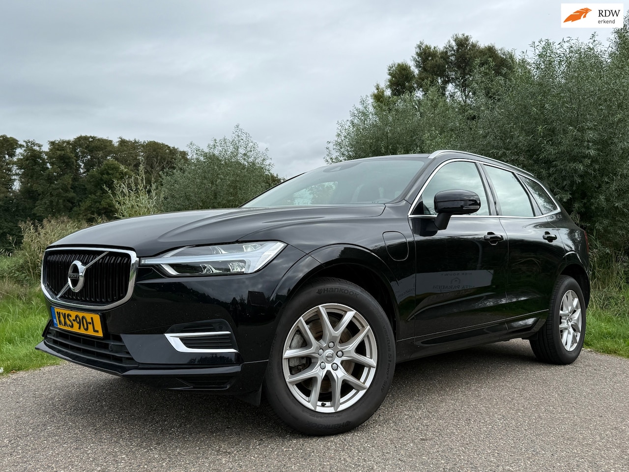 Volvo XC60 - 2.0 T8 Twin Engine AWD Momentum Pro Automaat / Panoramadak / Leder / Camera / Navi / 18" V - AutoWereld.nl