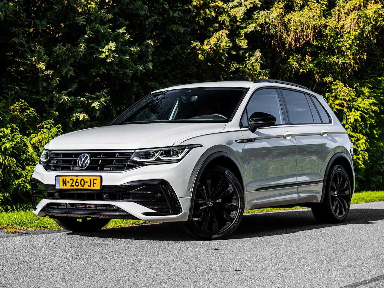 Volkswagen Tiguan - 1.5 TSI R-Line | IQ Lights | Trekhaak - AutoWereld.nl