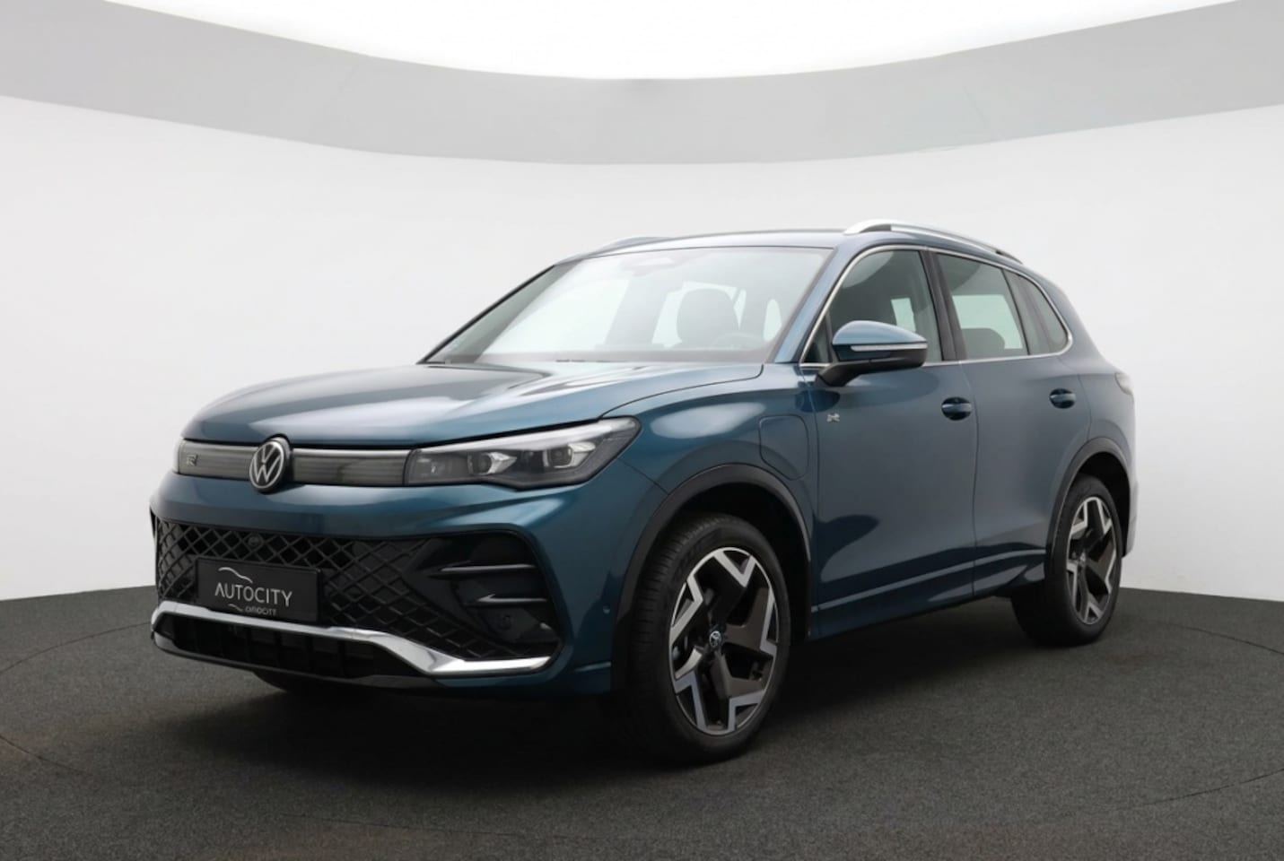 Volkswagen Tiguan - 1.5 TSI eHybrid PHEV R-Line Pano l Leder l 360° l HUD l H&K l VOL! - AutoWereld.nl