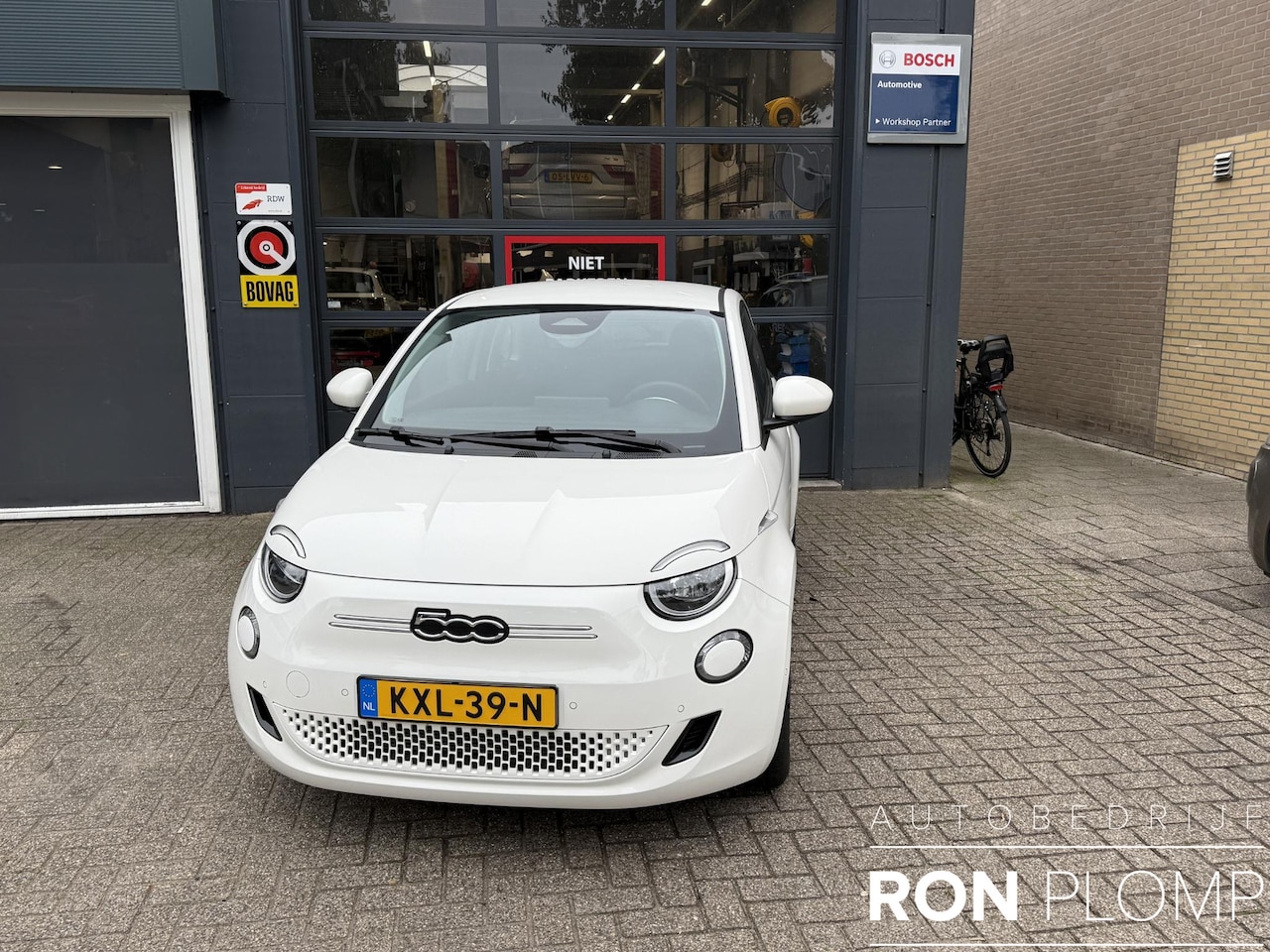 Fiat 500e - RED 42 kWh SOH 99,5% / Airco clima/ Apple carplay/ Cruise/ PDC/ Camera/ LMV/ Stoel verw - AutoWereld.nl