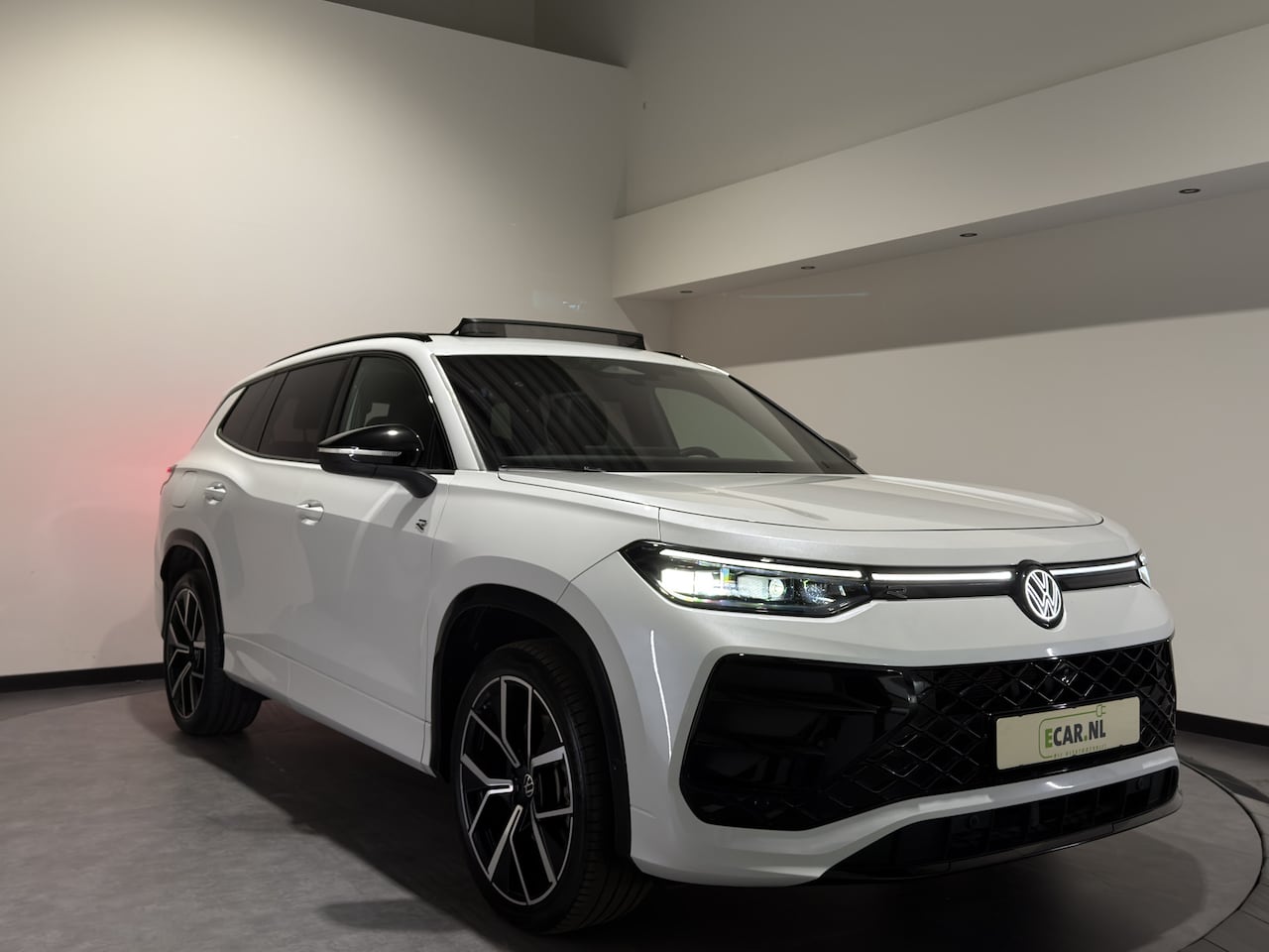 Volkswagen Tayron - 1.5 eHybrid R-Line Edition | Trekhaak | H&K Audio | Luxe Leder | Panoramadak | Stoel venti - AutoWereld.nl