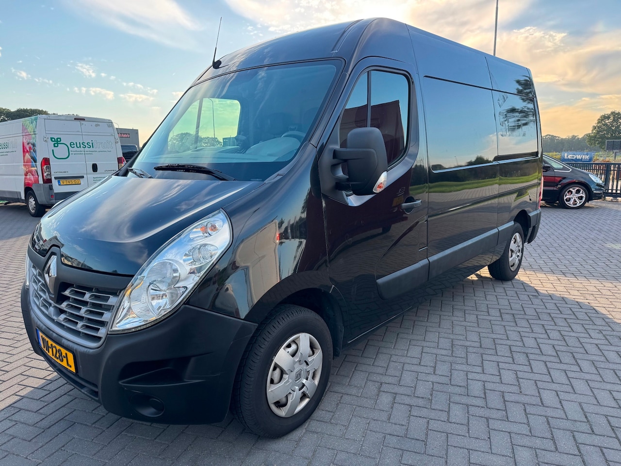 Renault Master - T35 2.3 dCi L2-H2 2015 165PK zwart Navi - AutoWereld.nl