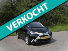Toyota Aygo - 1.0 VVT-i x-play . 5 Drs . Airco . Navigatie . Achteruitrij camera . elec ramen enz