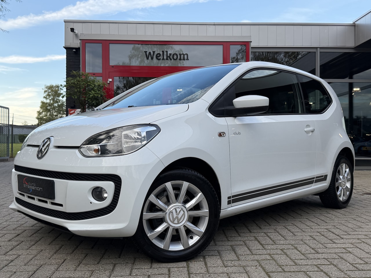 Volkswagen Up! - 1.0 *!* CLUB EDITION *!* AIRCO/ STOELVERWARMING/ 15 INCH *!* - AutoWereld.nl