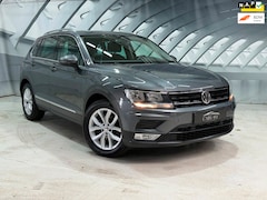 Volkswagen Tiguan - 1.4 TSI Connected Series Panorama alcantara