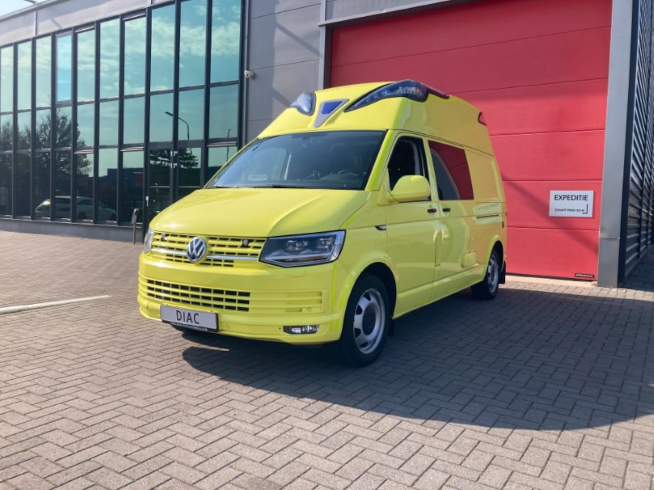 Volkswagen Transporter - 6 Ambulance - AutoWereld.nl