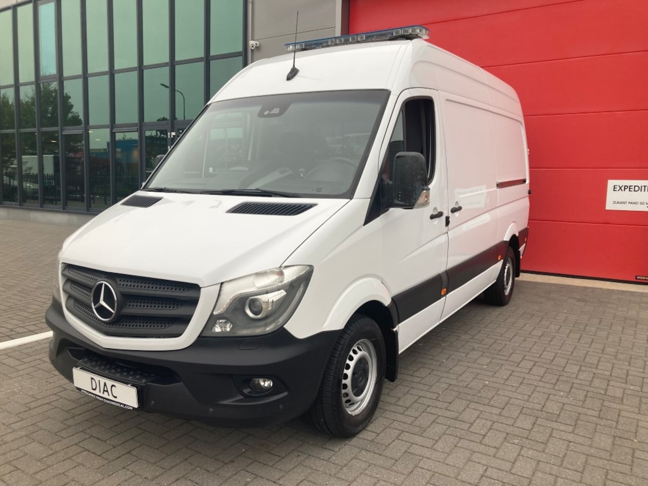Mercedes-Benz Sprinter - 319 CDI Ambulance L2H2 - AutoWereld.nl