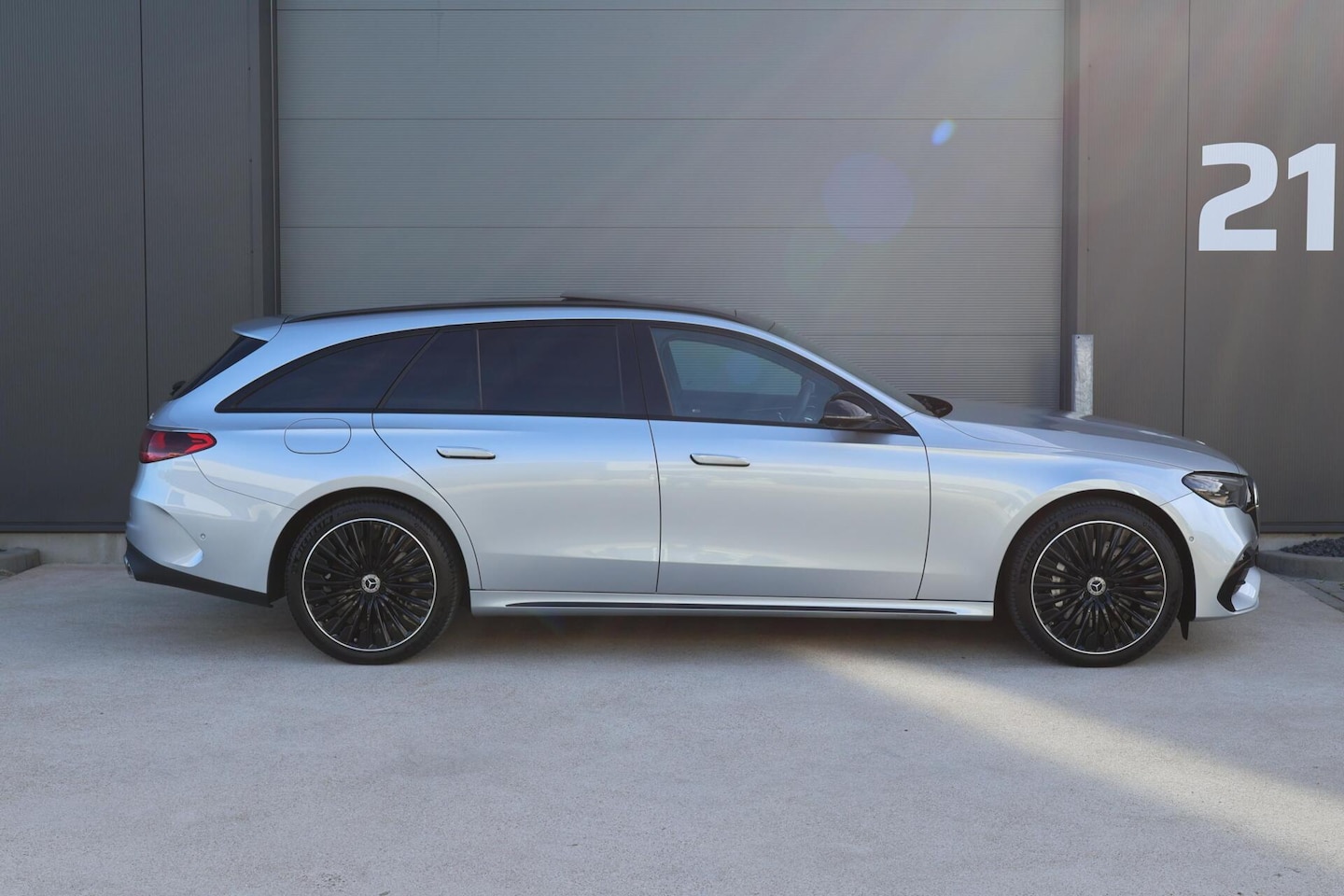 Mercedes-Benz E-klasse Estate - 300 de 4MATIC AMG Line / Panoramadak / Memory Stoelen / Hyperscreen / Keyless-Go / Luchtve - AutoWereld.nl