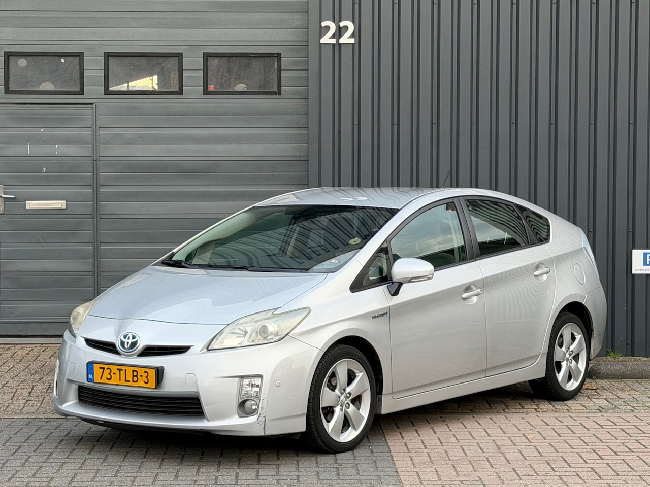 Toyota Prius - 1.8 Dynamic|Camera|Trekhaak|Navi|Head-UP|Massage|Dealer Onderhouden - AutoWereld.nl