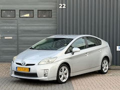 Toyota Prius - 1.8 Dynamic|Camera|Trekhaak|Navi|Head-UP|Massage|Dealer Onderhouden