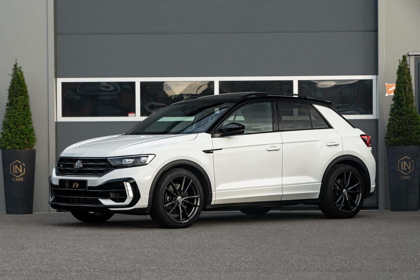 Volkswagen T-Roc - 2.0 TSI 4Motion R|Akrapovic|DAB|Pano|ACC - AutoWereld.nl