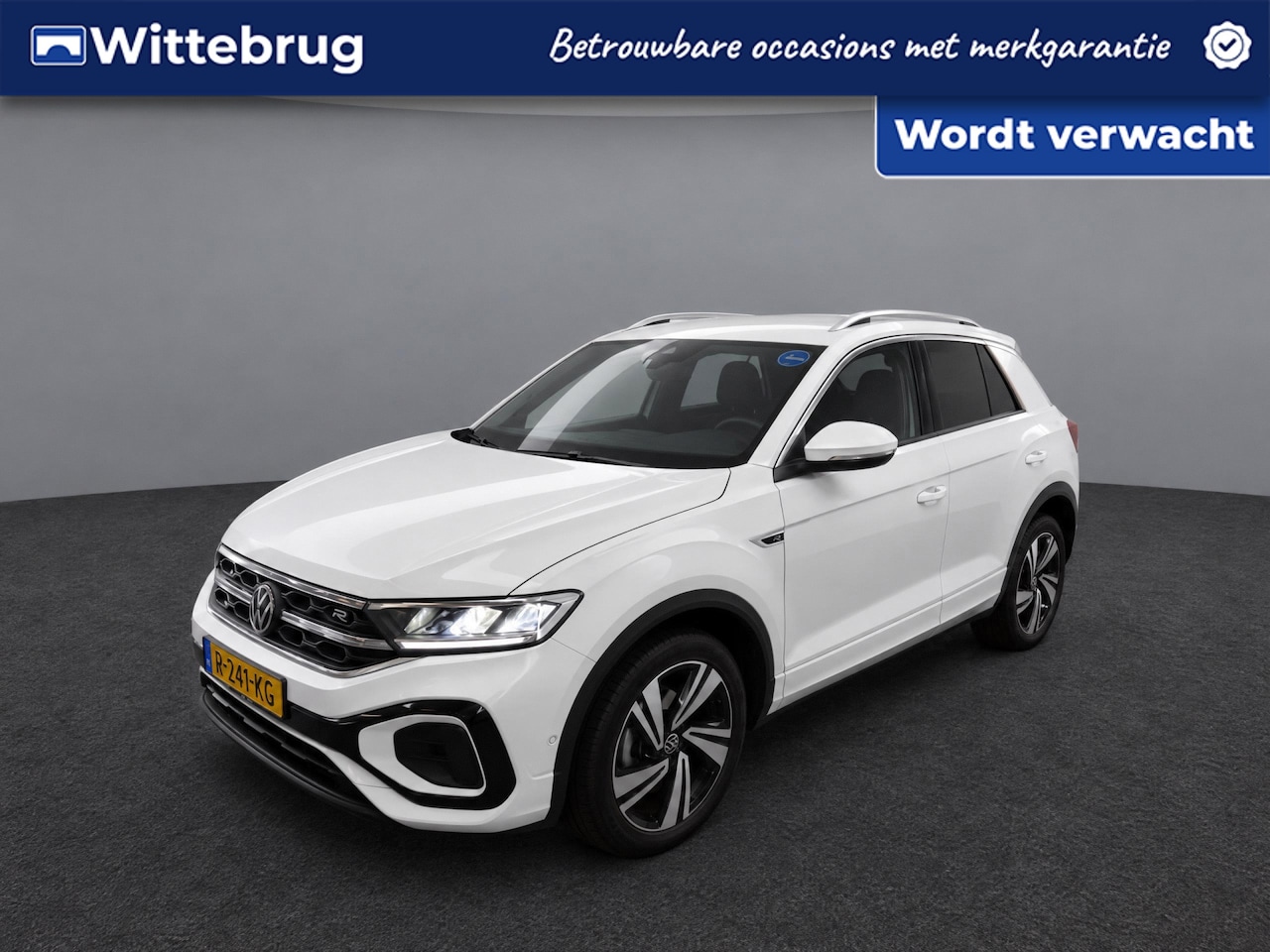 Volkswagen T-Roc - 1.0 TSI R-Line / Digitaal dashboard / Navigatie  / App connect / Parkeersensoren V+A / - AutoWereld.nl
