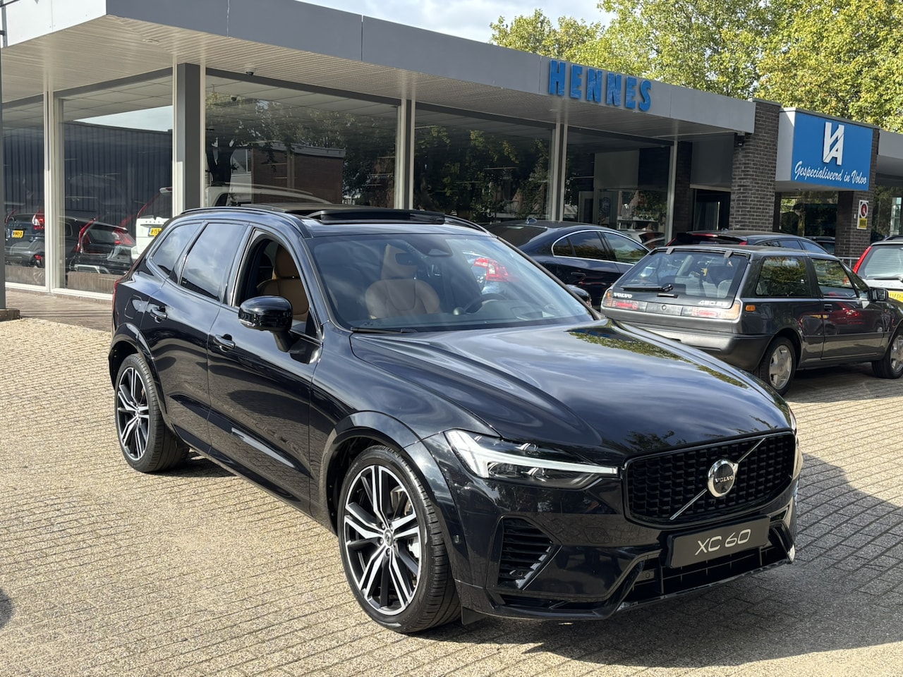 Volvo XC60 - T8 455pk AWD Ultimate Dark B&W Luchtvering 360 MASSAGE - AutoWereld.nl