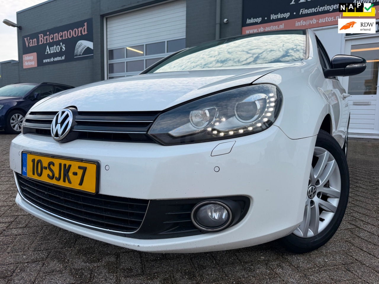 Volkswagen Golf - 1.2 TSI Highline BlueMotion 5 drs in automaat met parkeersensoren en bluetooth telefoon / - AutoWereld.nl
