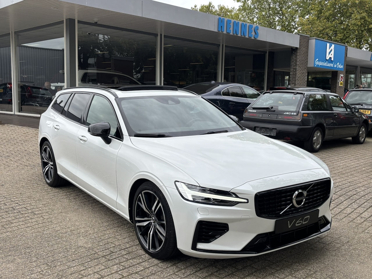 Volvo V60 - T6 Recharge AWD R-Design Pano Keyless Pilot Assist - AutoWereld.nl