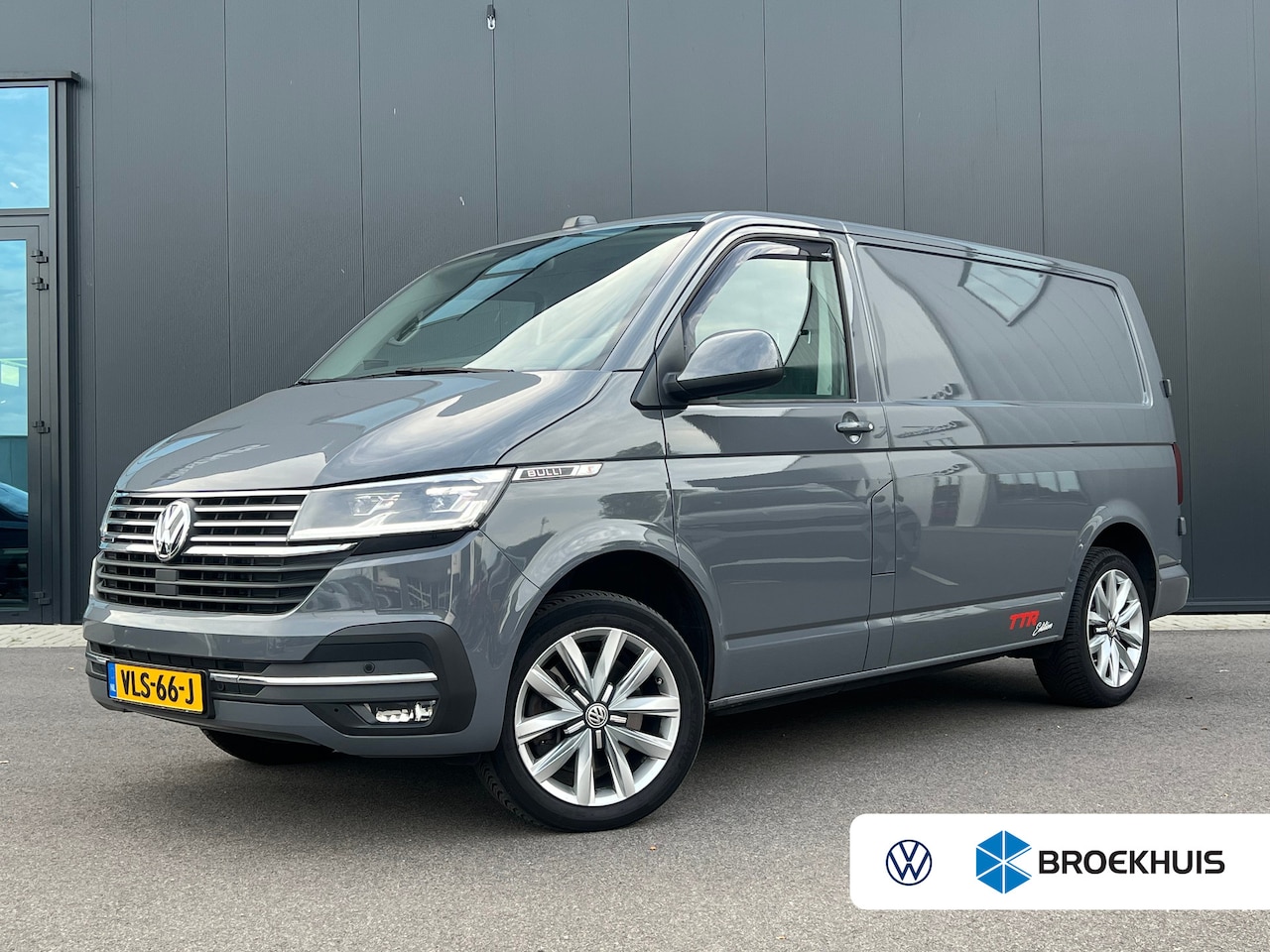 Volkswagen Transporter - Bulli 4Motion | TTR-Edition | Eco-Leder | Led | Digitaal Display | Trekhaak | Pure Grey - AutoWereld.nl