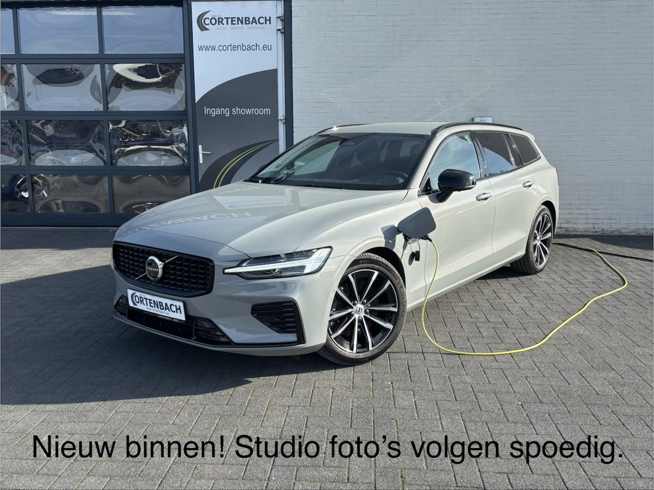 Volvo V60 - 2.0 T8 Plug-in hybrid AWD Plus Dark | Zwenkbare trekhaak | Memory | Adaptieve cruise | Bli - AutoWereld.nl
