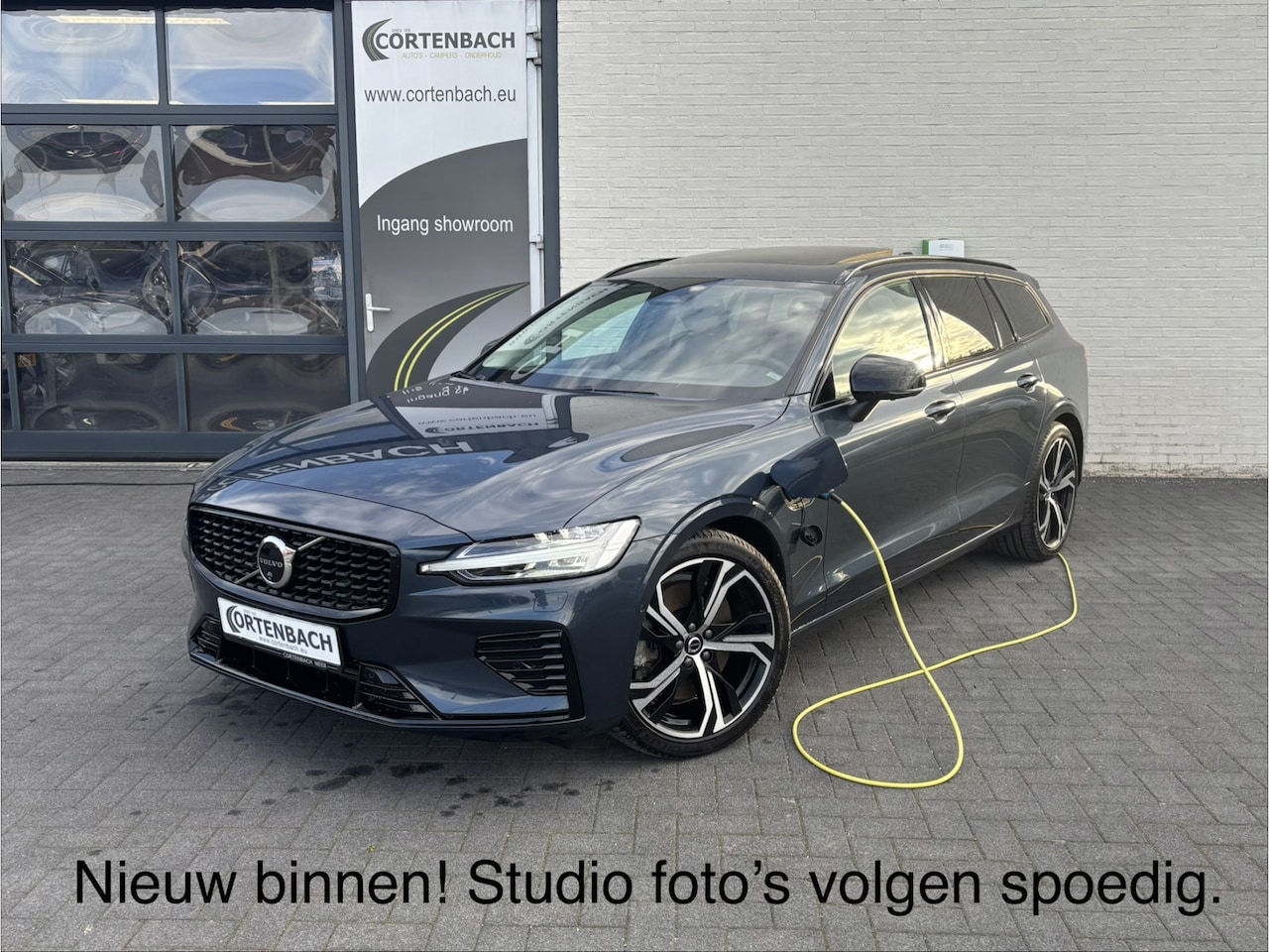 Volvo V60 - 2.0 T8 Plug-in hybrid AWD Ultra Dark | Zwenkbare trekhaak | Bowers&Wilkins | Stoelmassage - AutoWereld.nl