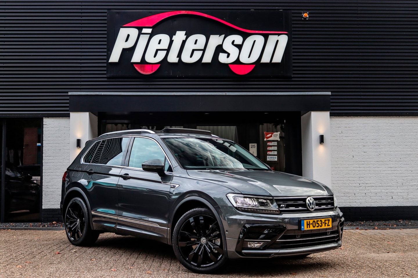 Volkswagen Tiguan - 2.0 TSI 4Motion R-Line PANO ACC VIRTUAL - AutoWereld.nl