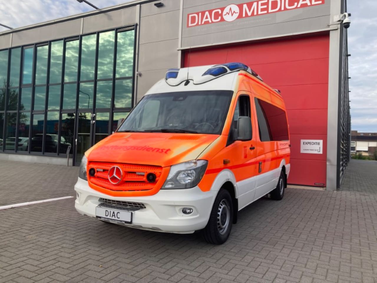 Mercedes-Benz Sprinter - 416 CDI L2H2 Ambulance - AutoWereld.nl