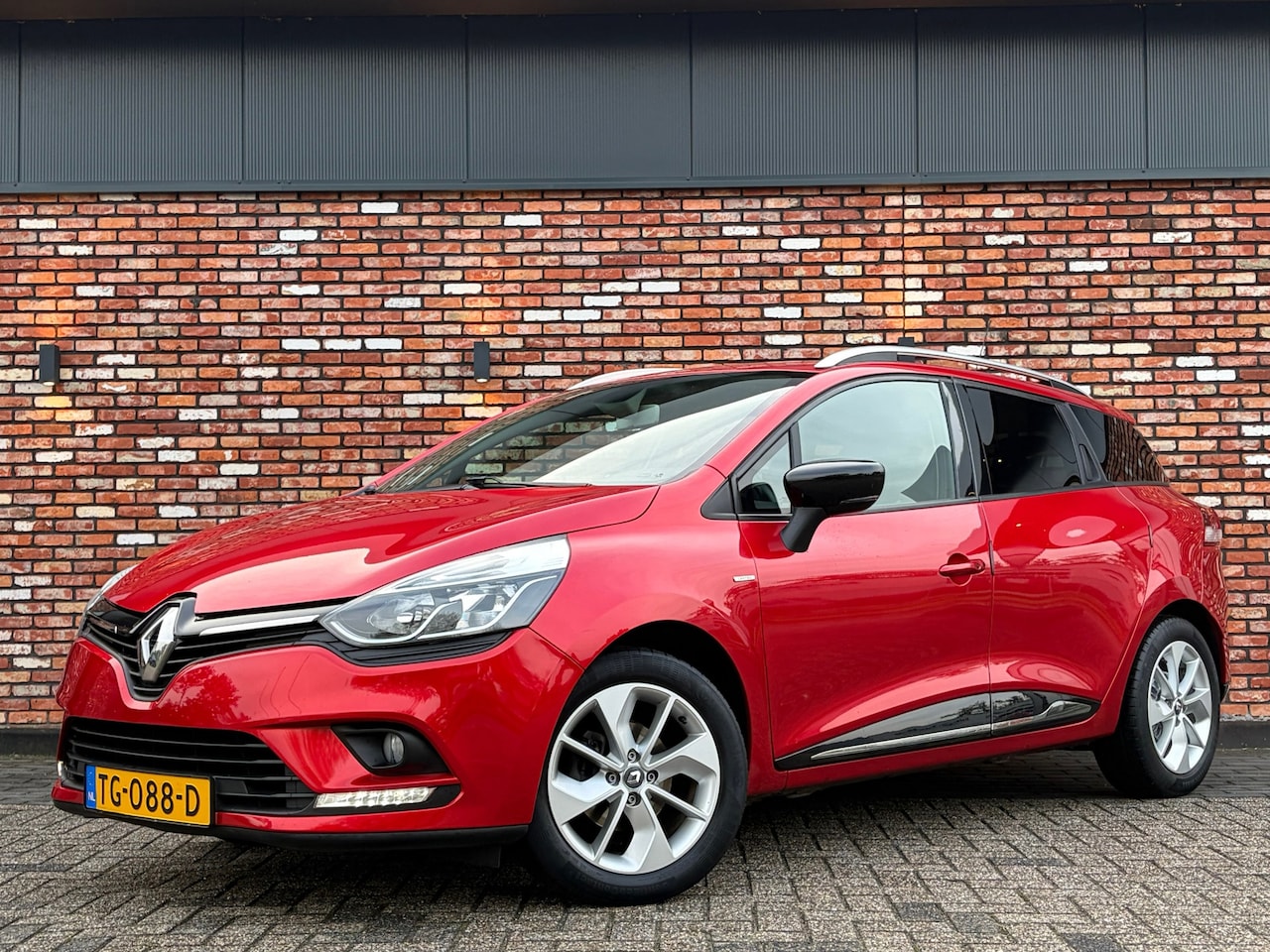 Renault Clio - 0.9 TCe Intens Trekhaak Cruise Airco Bluetooth Pdc Voll.Onderhouden! - AutoWereld.nl