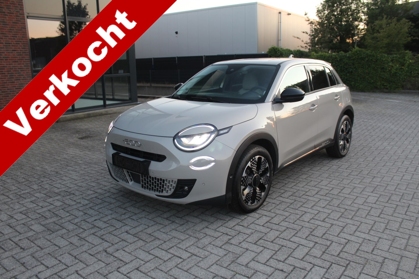 Fiat 600e - La Prima 54 kWh 15.000 KM !! Clima-Cruise-Navi-Leder-Massage. - AutoWereld.nl
