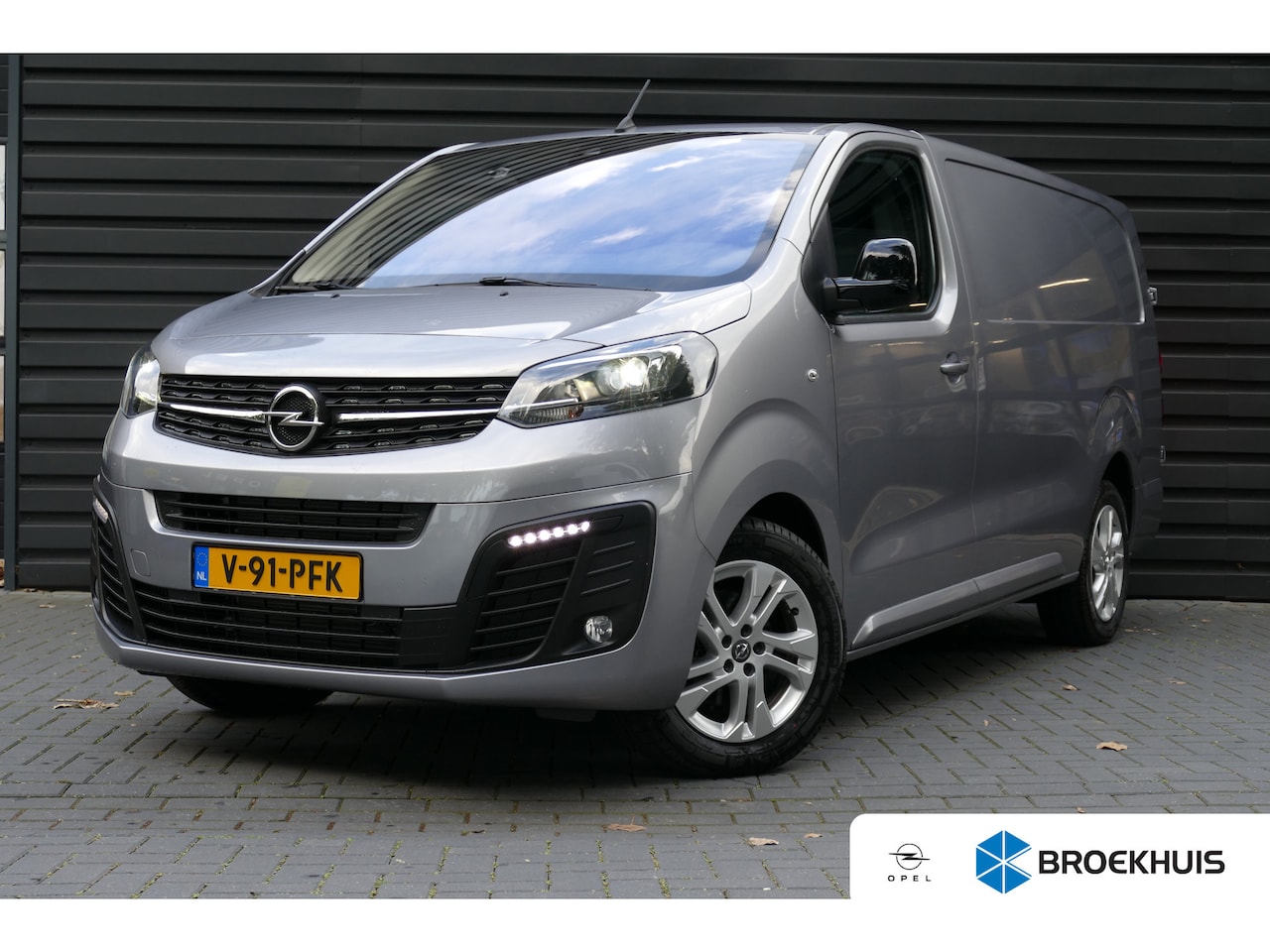 Opel Vivaro - 2.0 CDTI 145PK L3H1 INNOVATION AUTOMAAT / CAMERA / TREKHAAK / BETIMMERING / 3-ZITS / 17" - AutoWereld.nl