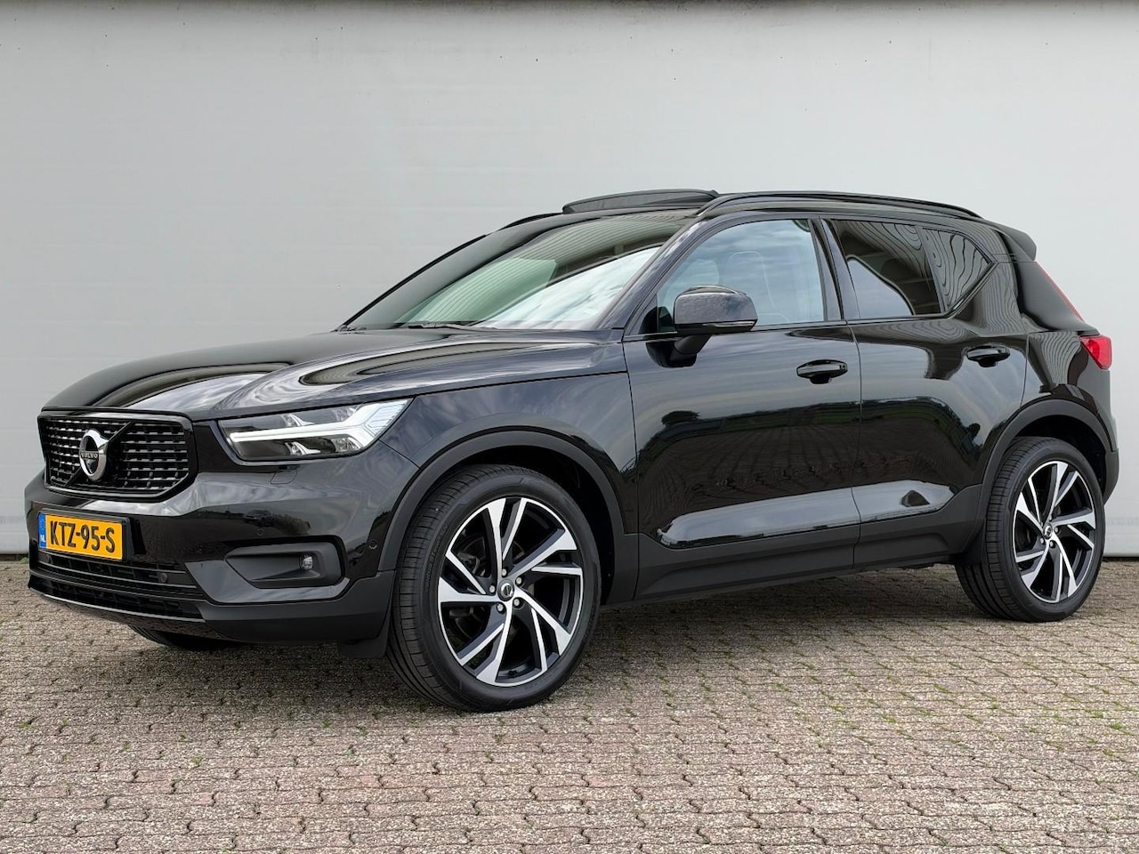 Volvo XC40 - T5 AWD | R-Design | Panoramadak | Trekhaak | Nieuwstaat! - AutoWereld.nl