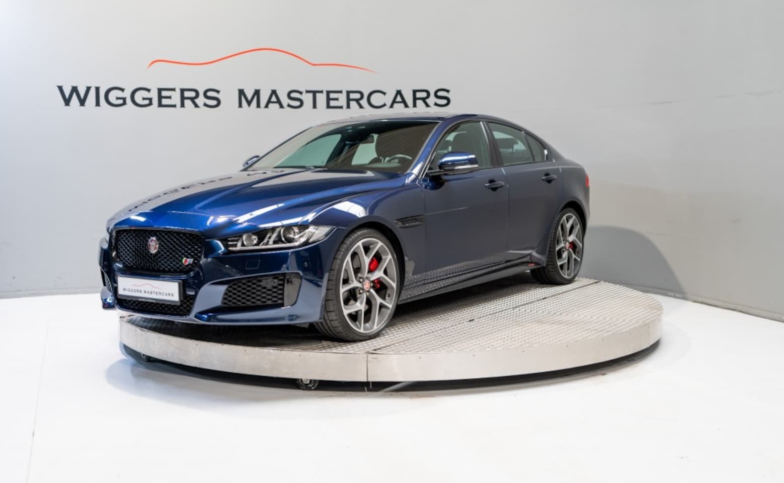 Jaguar XE - 3.0 S 340 PK supercharged Aut, Leder, Meridian audio, 20 Inch, Sportuitlaat - AutoWereld.nl