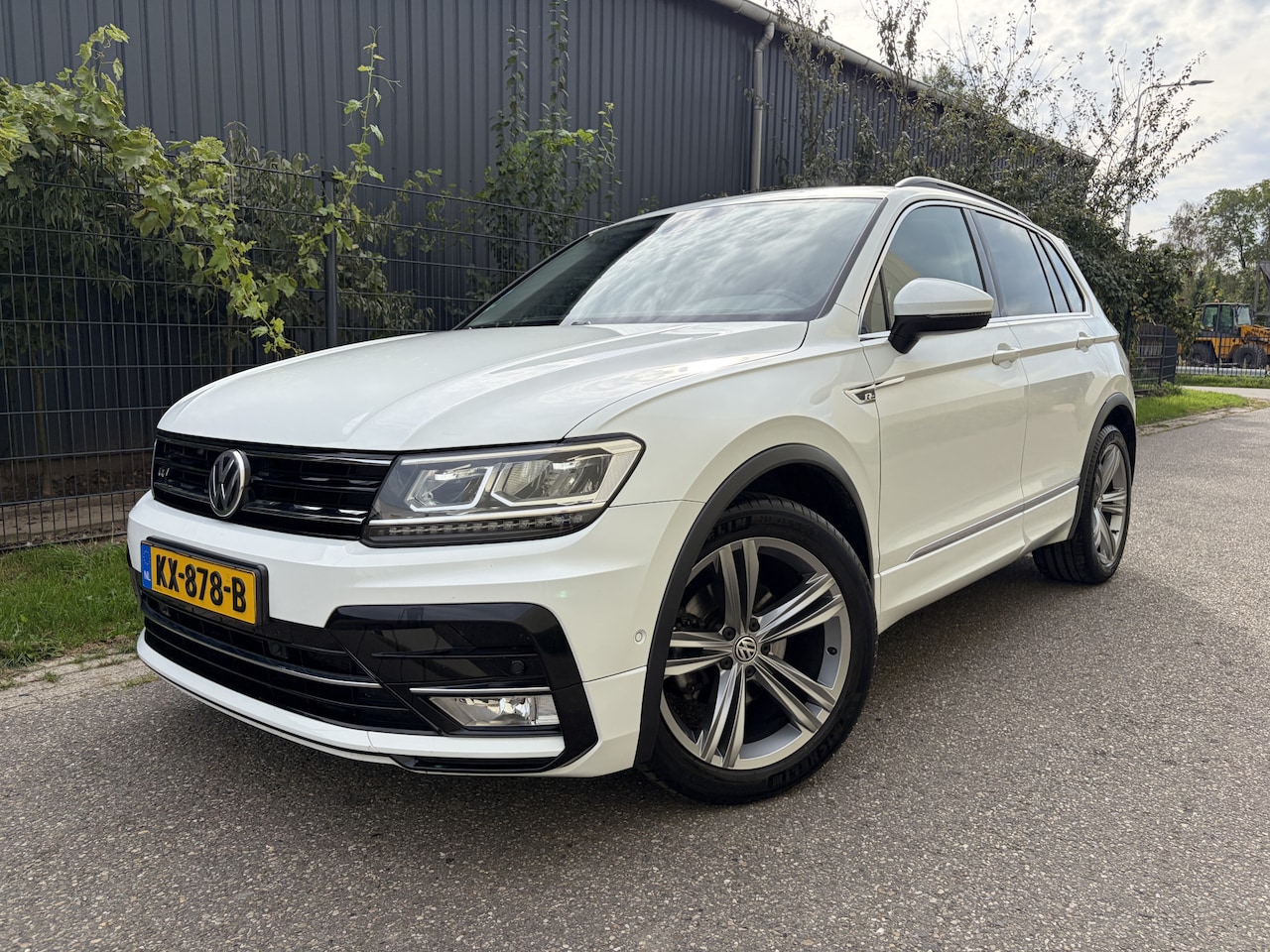 Volkswagen Tiguan - 1.4 TSI Connected Series / NAVI / CRUISE / R-LINE / 167dkm! - AutoWereld.nl