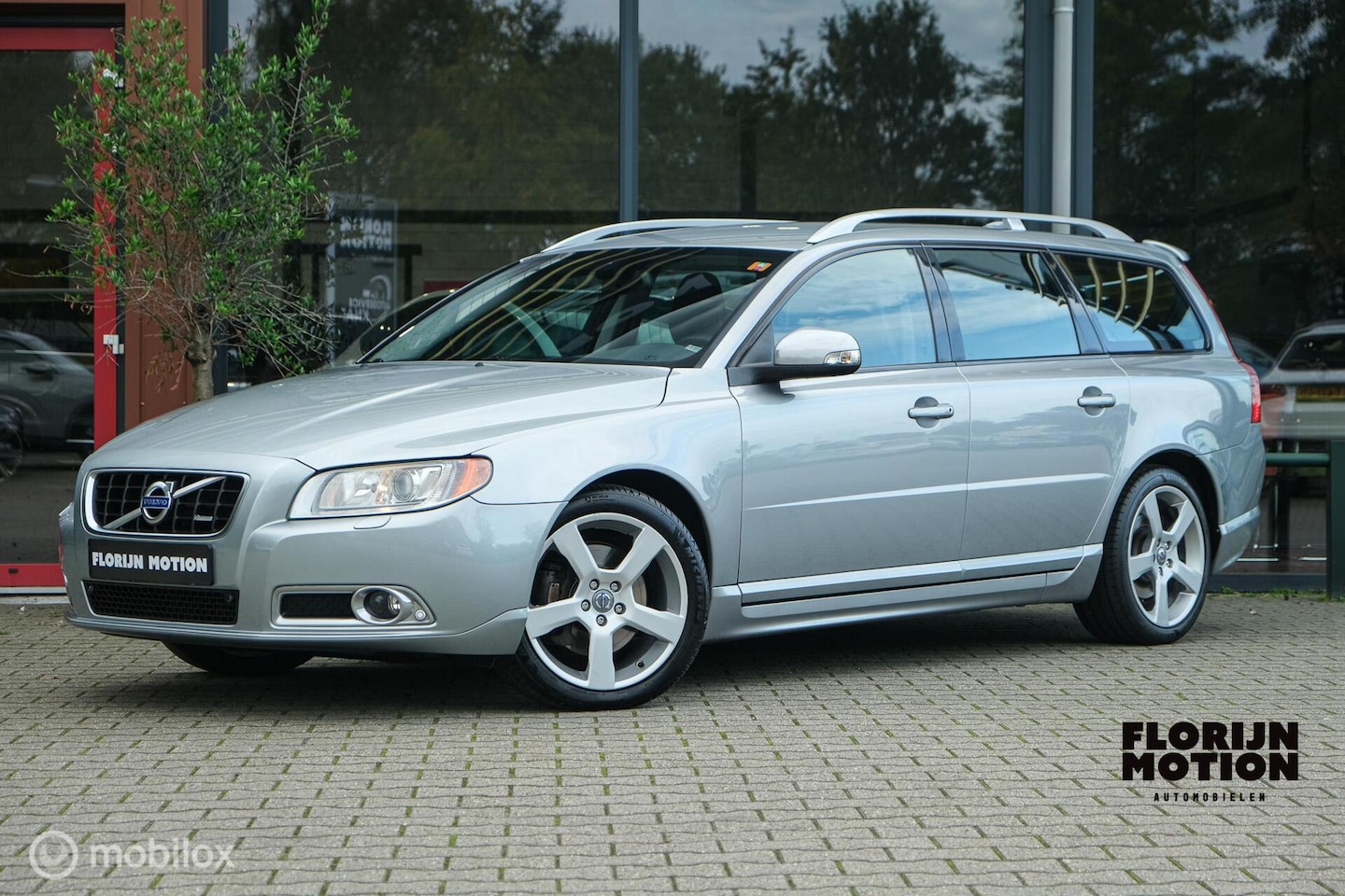 Volvo V70 - 2.0T R-Edition | High performance sound | Stoelverwarming | Camera | Automaat | Zeer netje - AutoWereld.nl