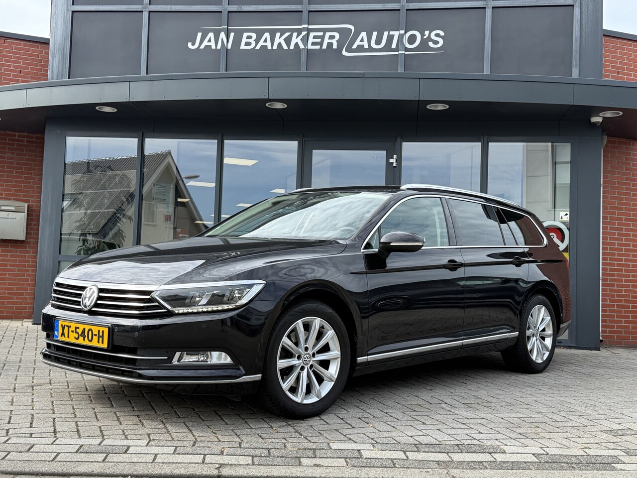 Volkswagen Passat Variant - 1.8 TSI Business Edition R ✅ Trekhaak ✅ Alcantara/leer✅ VR Cockpit ✅ Automaat ✅ - AutoWereld.nl