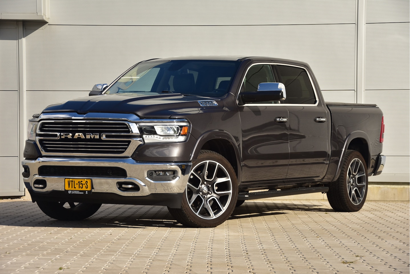 Dodge Ram 1500 - 5.7 Hemi Crew Cab Laramie - AutoWereld.nl