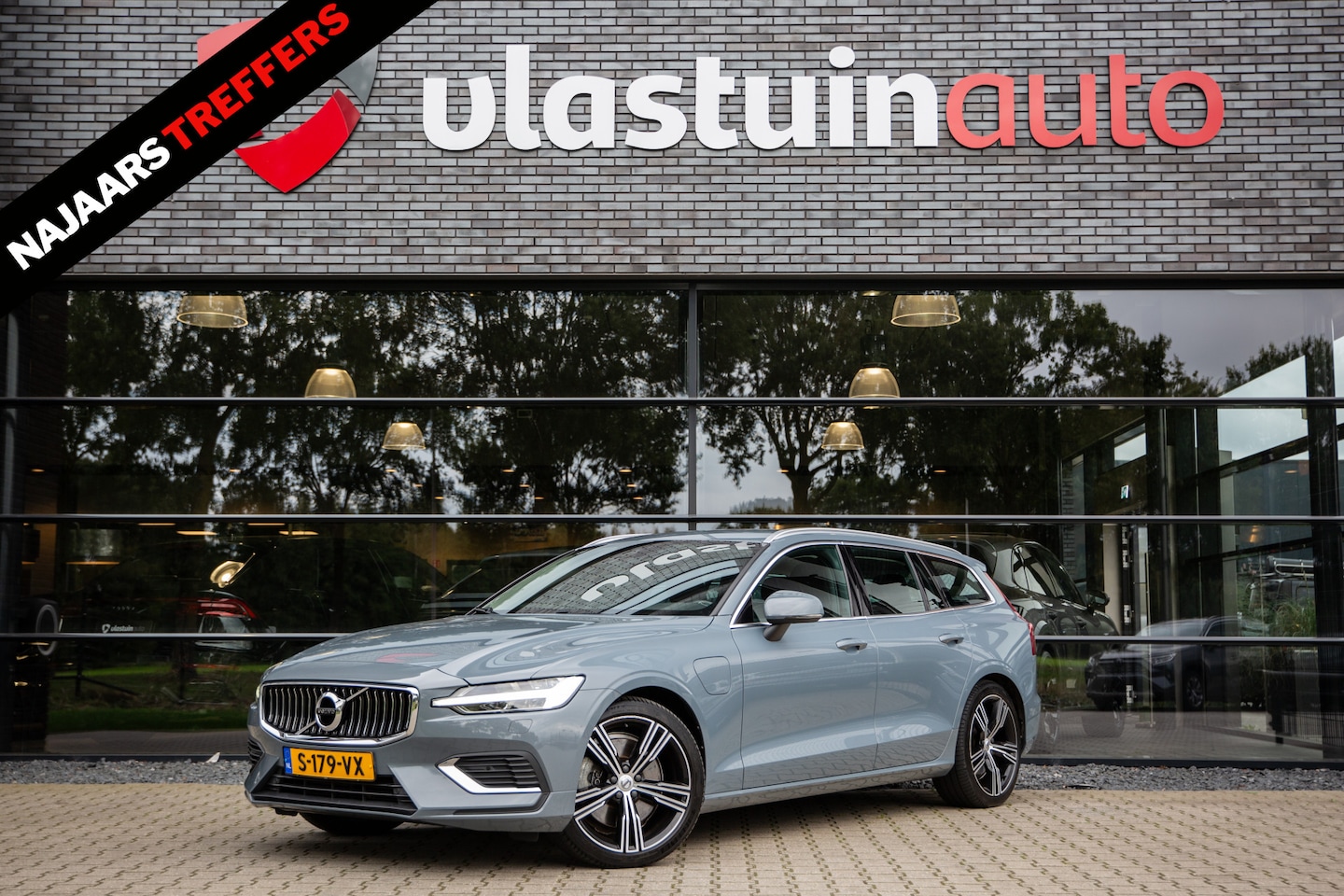 Volvo V60 - 2.0 T8 Recharge AWD R-Design 2.0 T8 Recharge AWD R-Design , Trekhaak, Cruise control, Achterstoelen verwarmd, - AutoWereld.nl