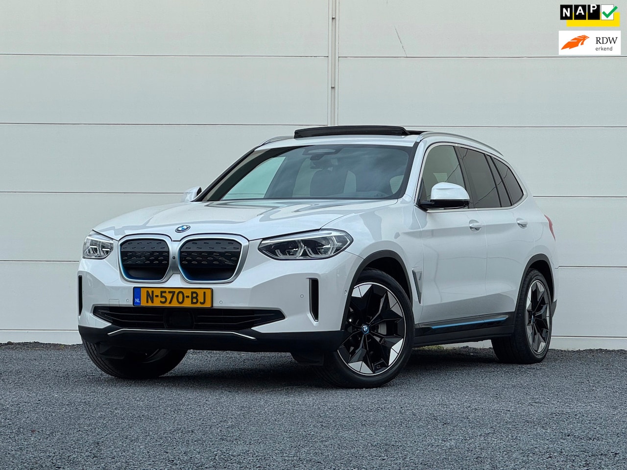 BMW iX3 - High Exe 80 kWh Org NL Pano Head up SOH 98% HK 360 Cam Mem seats Apple Dodehoek detectie L - AutoWereld.nl