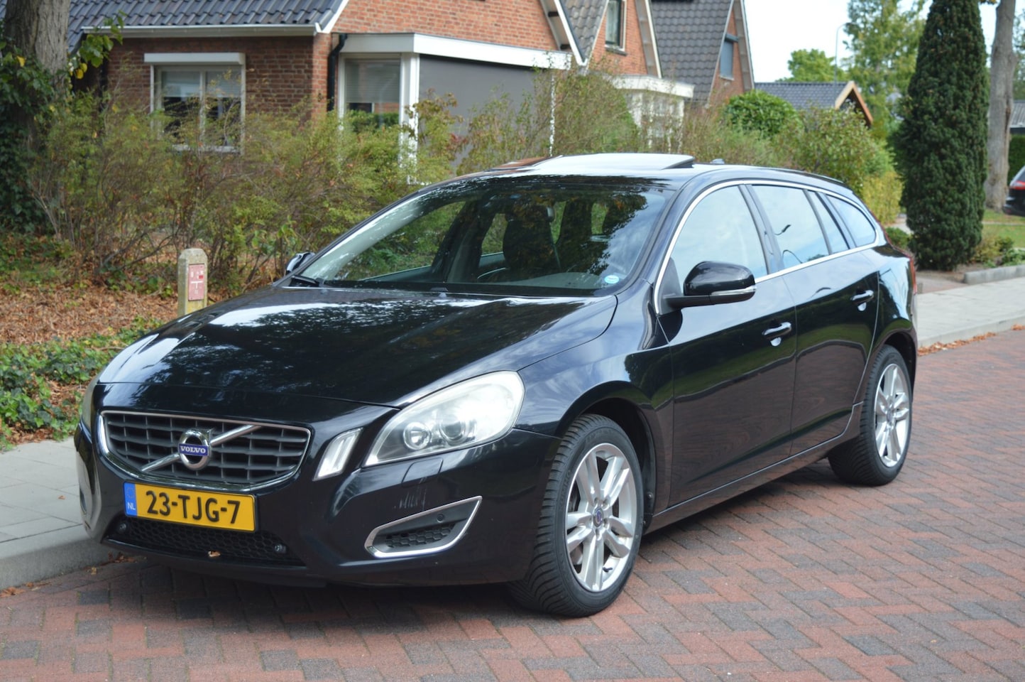 Volvo V60 - 2.0T Summum Navi/leer/schuifdak/camera - AutoWereld.nl