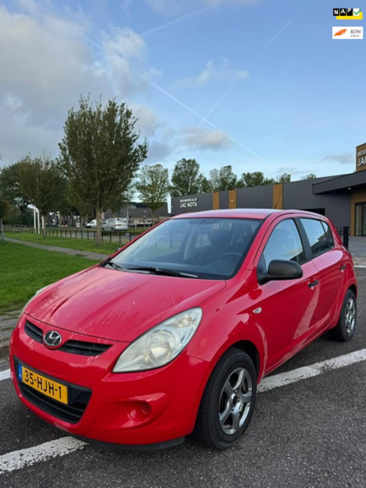 Hyundai i20 - 1.2i ActiveVersion 5-deurs Electric pakket Colour pakket LMV 14 inch NW APK! - AutoWereld.nl