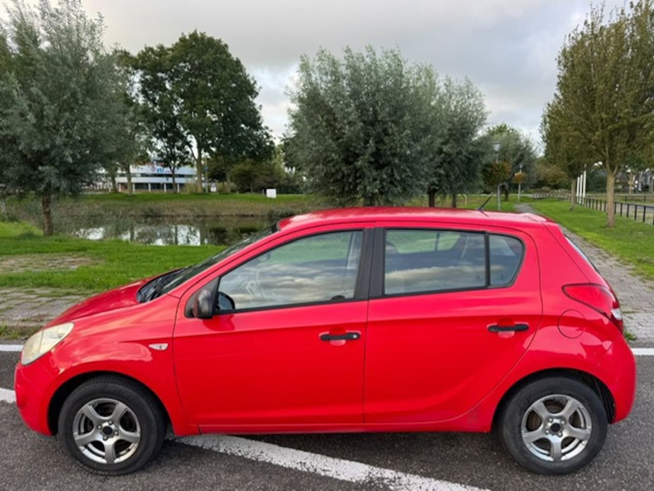 Hyundai i20 - 1.2i ActiveVersion 5-deurs Electric pakket Colour pakket LMV 14 inch NW APK! - AutoWereld.nl