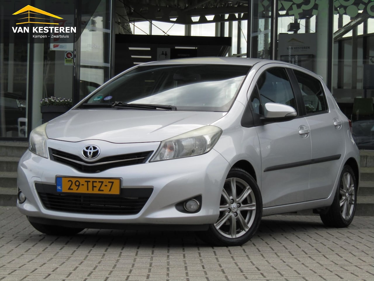 Toyota Yaris - 1.3 16v VVT-i 99pk 5D CVT Dynamic / Trekhaak / Camera / Cruise- Control / Multimedia - AutoWereld.nl